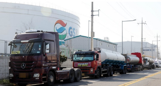 사진은 6일 전남 여수국가산업단지에 운행을 중단한 화물차가 세워져 있는 모습. 연합뉴스